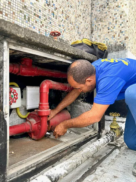 Técnico da SOS Bombas e Máquinas realizando manutenção de bomba hidráulica
