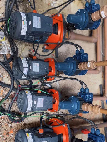 Painel elétrico com controladores e chaves seletoras