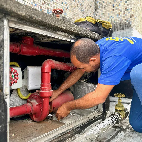 Técnico da SOS Bombas e Máquinas realizando manutenção em bomba de incêndio