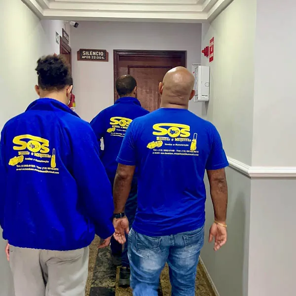 Equipe da SOS Bombas e Máquinas em atendimento em condomínio